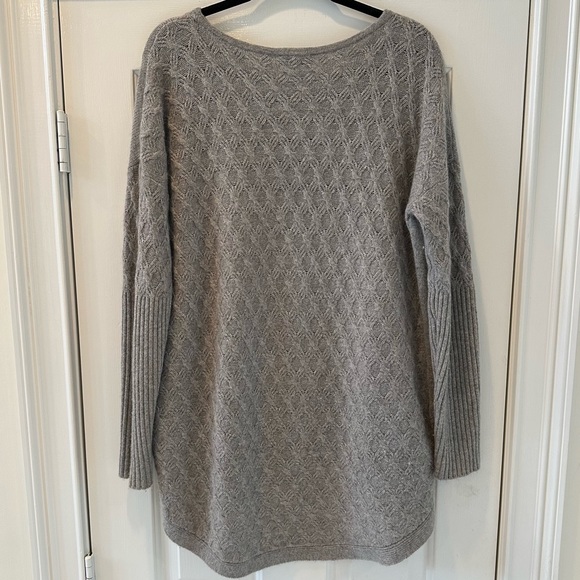 Neiman Marcus Cashmere Grey Sweater - Picture 5 of 8